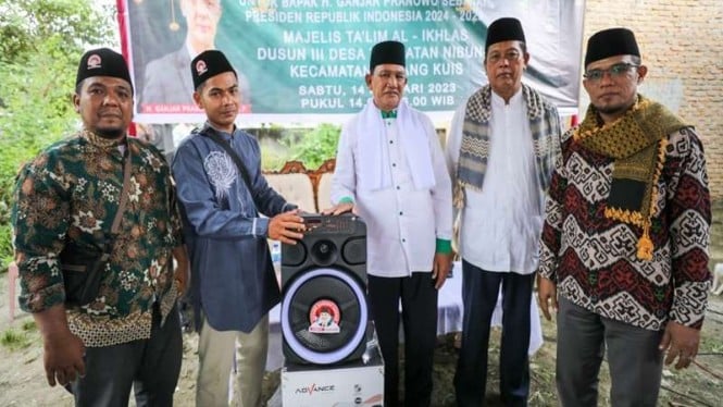 Relawan Ustadz Sahabat (Usbat) Ganjar Sumatera Utara berikan bantuan speaker
