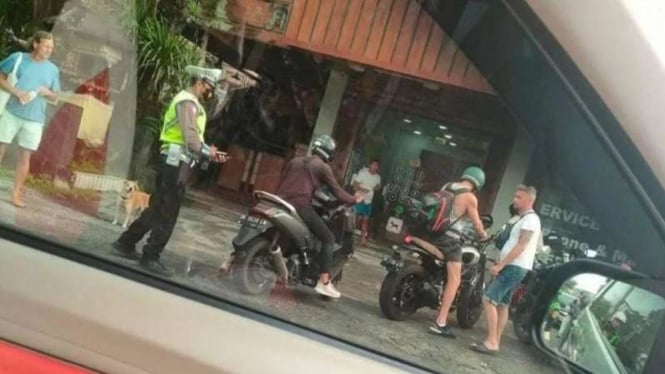 Polisi menilang turis asing di Bali karena melanggar lalu lintas