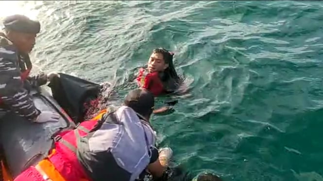 Tim SAR menyelam melakukan pencarian korban tenggelam
