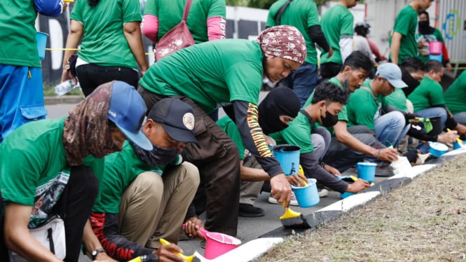 Kajol Indonesia Dukung Ganjar lakukan aksi pengecatan separator jalan