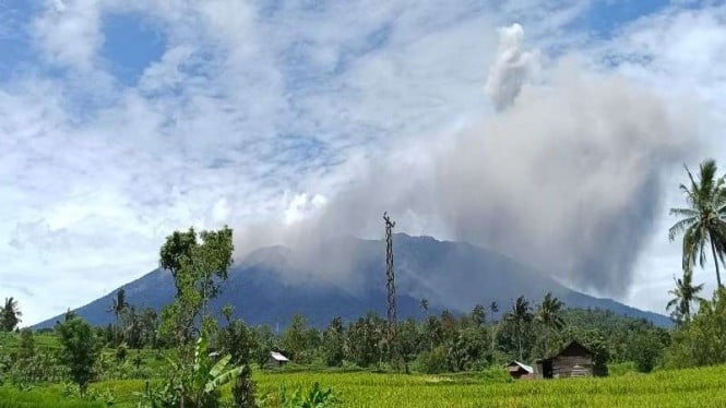 Gunung Marapi, Sumatra Barat erupsi lagi.