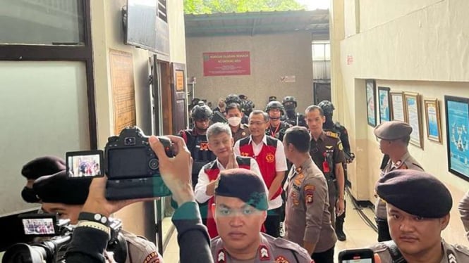 Hendra Kurniawan dan Agus Nurpatria tiba di PN Jakarta Selatan