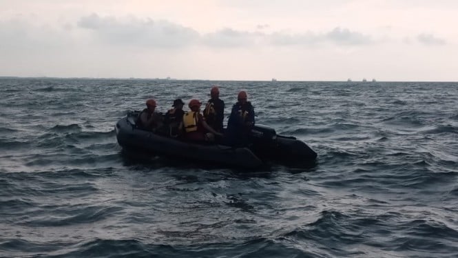 Tim SAR Jateng di sebuah upaya pencarian di laut.