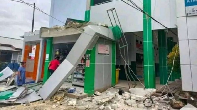 Bangunan gedung bank di Kota Jayapura ambruk roboh akibat gempa