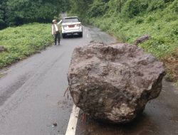 Longsor Lagi, Batu Besar Tutup Separuh Jalan Sumbawa-Lunyuk