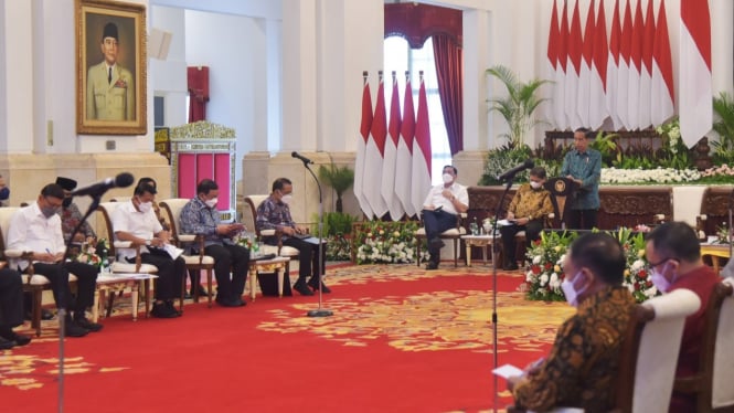 Presiden Jokowi memberikan pengantar pada Sidang Kabinet Paripurna (SKP)