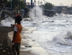 Waspada! Gelombang Tinggi 2,5 Meter Terjang Pesisir Pantai Kalimantan Tengah