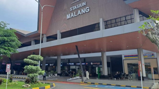 Gelombang kedatangan penumpang mulai tampak di Stasiun Malang, Kota Malang, Jawa Timur, berdasarkan pantauan di lokasi pada Kamis siang, 27 April 2023.