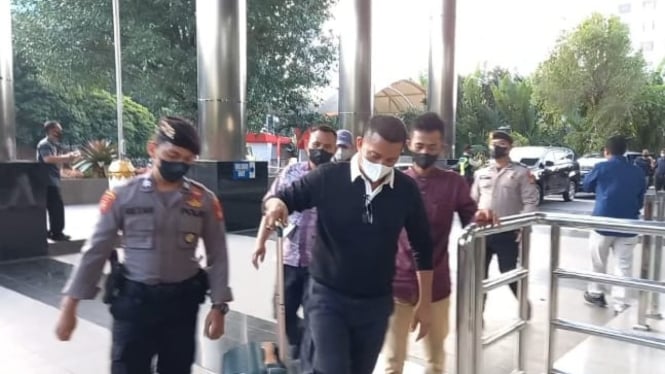 Bupati Meranti Muhammad Adil bawa koper tiba di KPK