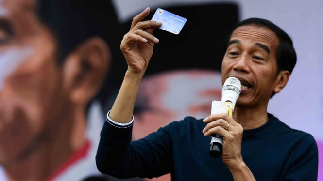 Presiden yang juga calon petahana, Joko Widodo, menunjukkan Kartu Indonesia Pintar.
