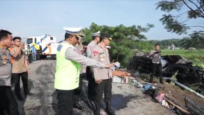 Kapolda Jateng Irjen Ahmad Luthfi saat mengecek kecelakaan maut di jalan tol Semarang-Solo yang sebabkan 6 orang tewas.