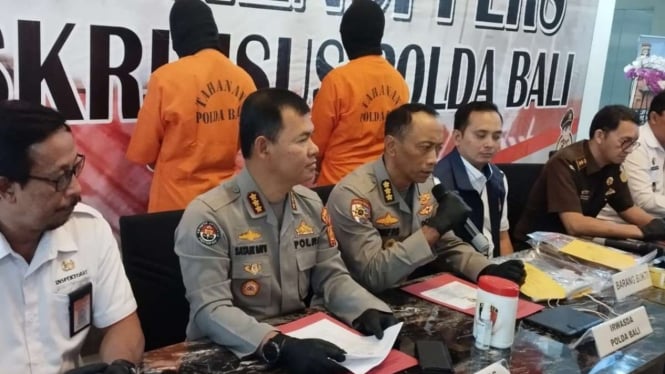 Polda Bali gelar konferensi pers penangkapan PNS petugas UPPKB Cekik, Kabupaten Jembrana. 