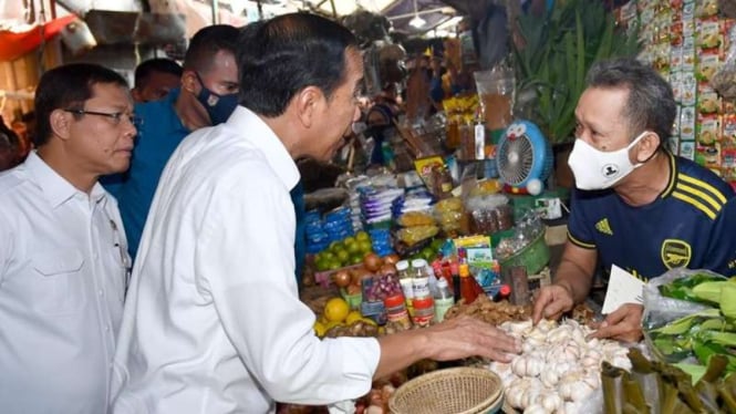 Presiden Jokowi bersama Muhamad Mardiono mengecek ketersediaan pangan