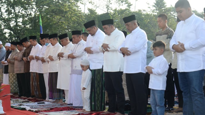 Gubernur Sumut, Edy Rahmayadi bersama Forkopimda Sumut, serta ribuan masyarakat melaksanakan Salat Idulfitri 1444 H di Taman Pramuka Cadika, Kota Medan.