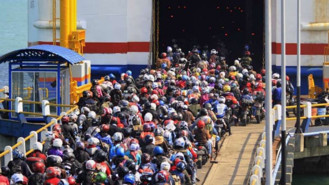 ILustrasi pemudik sepeda motor memasuki kapal Roro di Pelabuhan Bakauheni Lampung