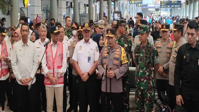 Kapolri Jenderal Listyo Sigit Prabowo meninjau arus mudik di Stasiun Senen