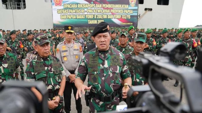 Panglima TNI Laksamana TNI Yudo Margono saat melepas pasukan ke Papua