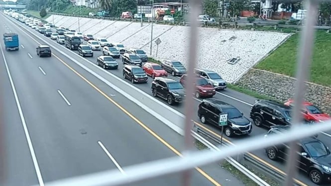 Penampakan Kemacetan di Jalan Tol Dalam Kota Semarang