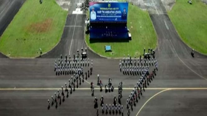 Upacara HUT ke 77 TNI di Lanud Halim Perdanakusuma, Jakarta.