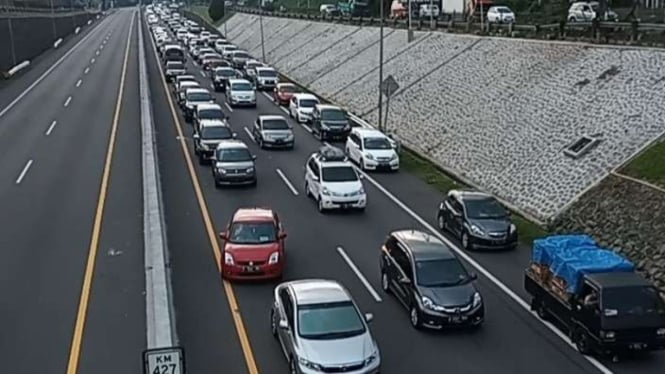 Penampakan Kemacetan di Jalan Tol Dalam Kota Semarang