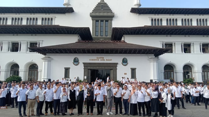Ridwan Kamil bersama sejumlah ASN di Gedung Sate Kota Bandung, Jawa Barat, Rabu 26 April 2023.