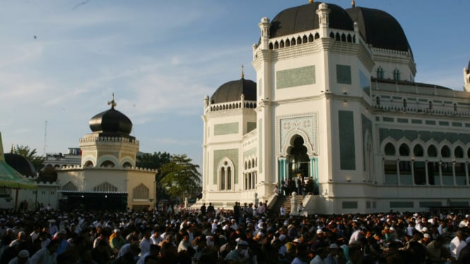 Ribuan Umat Islam Padati Salat Idul Fitri di Masjid Raya Al Mashun Medan.