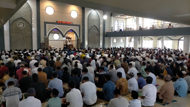Suasana salat Idul Fitri 1 Syawal 1444 H di Masjid Baiturrahman Ruteng.