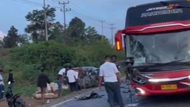 Kecelakaan di Jalan Lintas Sumatera, Bus Tabrak Mobil Terios sampai Ringsek