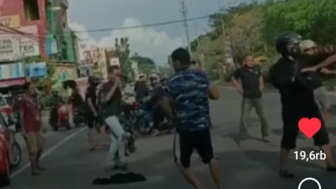 Pengantar Jenazah dan Pengendara di Makassar Adu Jotos di Jalan