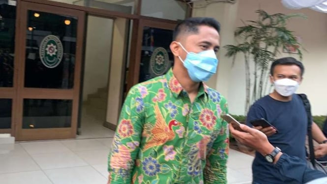 Pelaksana Tugas Bupati Bandung Barat, Hengky Kurniawan, usai bersaksi dalam kasus suap bansos COVID-19 dengan terdakwa Bupati nonaktif Bandung Barat Aa Umbara di Pengadilan Negeri Kelas 1A Khusus Bandung, Rabu, 25 Agustus 2021.