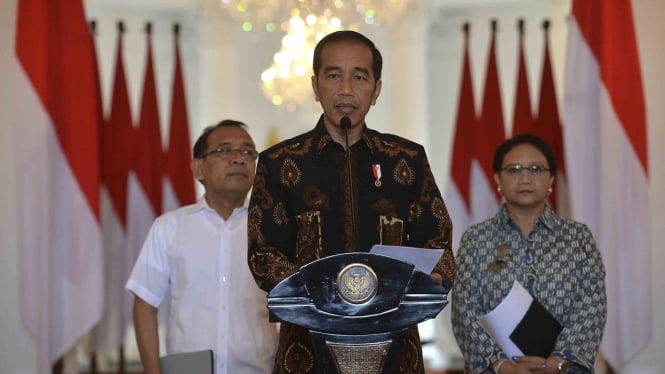 Presiden Joko Widodo (tengah) didampingi Mensesneg Pratikno (kiri) dan Menlu Retno Marsudi (kanan) memberikan keterangan pers