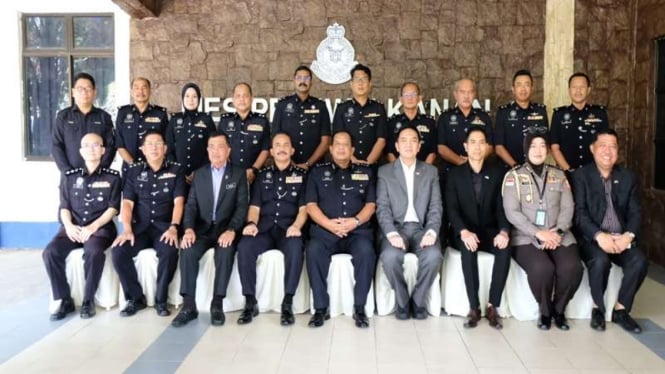 Kapolda Riau Irjen Mohammad Iqbal bersama Ketua Polis Kontijen Melaka dan staf