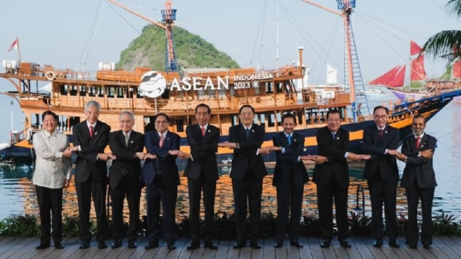 Jokowi bersama para pemimpin negara ASEAN