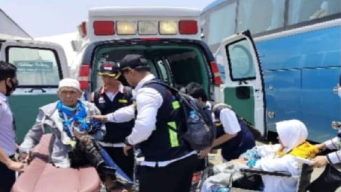 Jemaah lansia dibawa menggunakan ambulans di Bandara AMMA Madinah