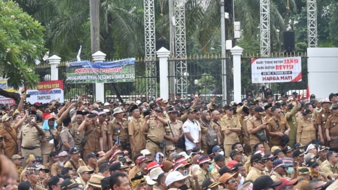 Massa Asosiasi Pemerintah Desa Seluruh Indonesia (Apdesi) membubarkan diri setelah melakukan aksi demonstrasi di depan Gedung DPR/MPR RI, Selasa 6 Februari 2024 siang.